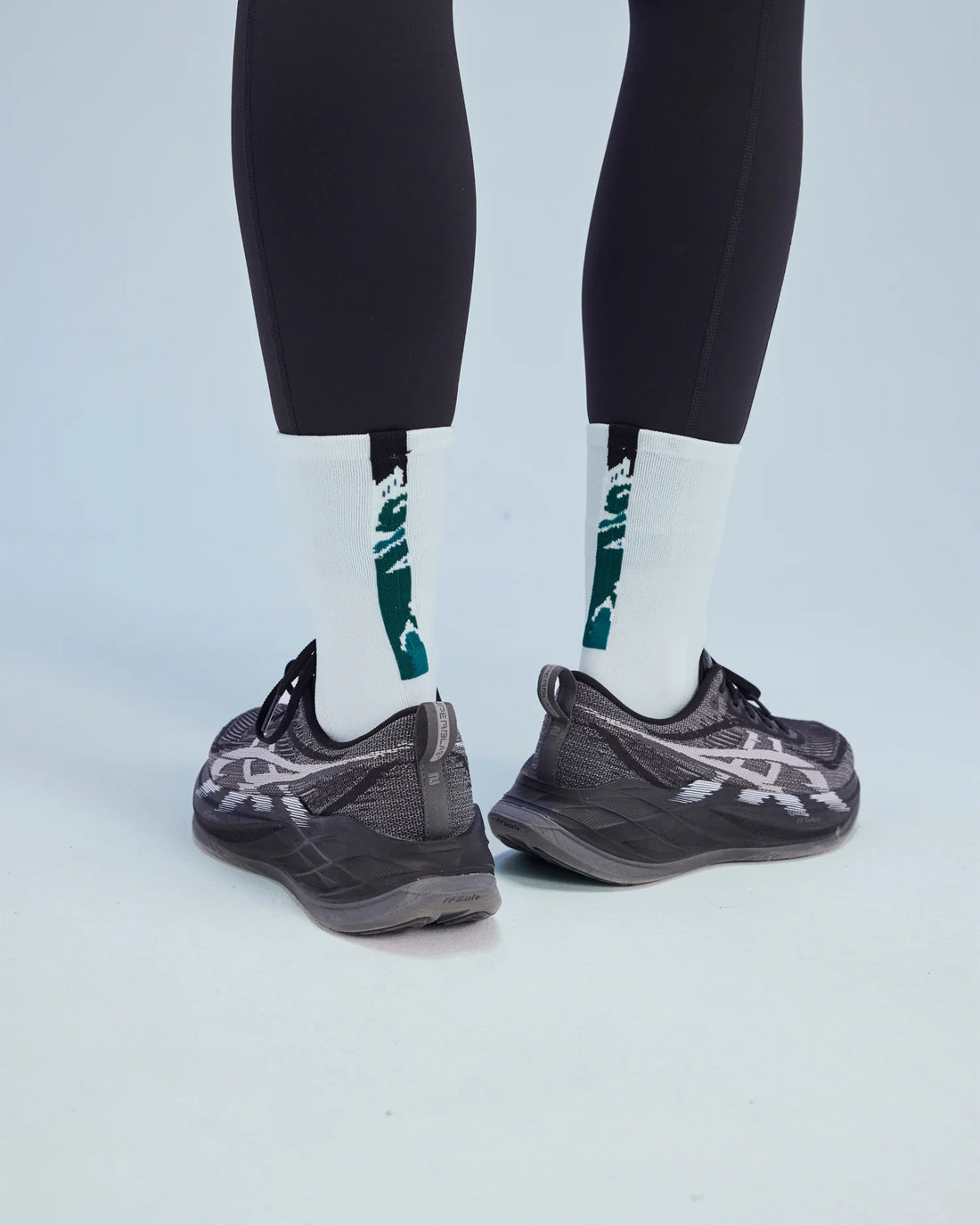 Lite Run™ Quarter Socks "Vertical Bandit" - White / Storm (2 Pack) - XS/S / WHITE / STORM