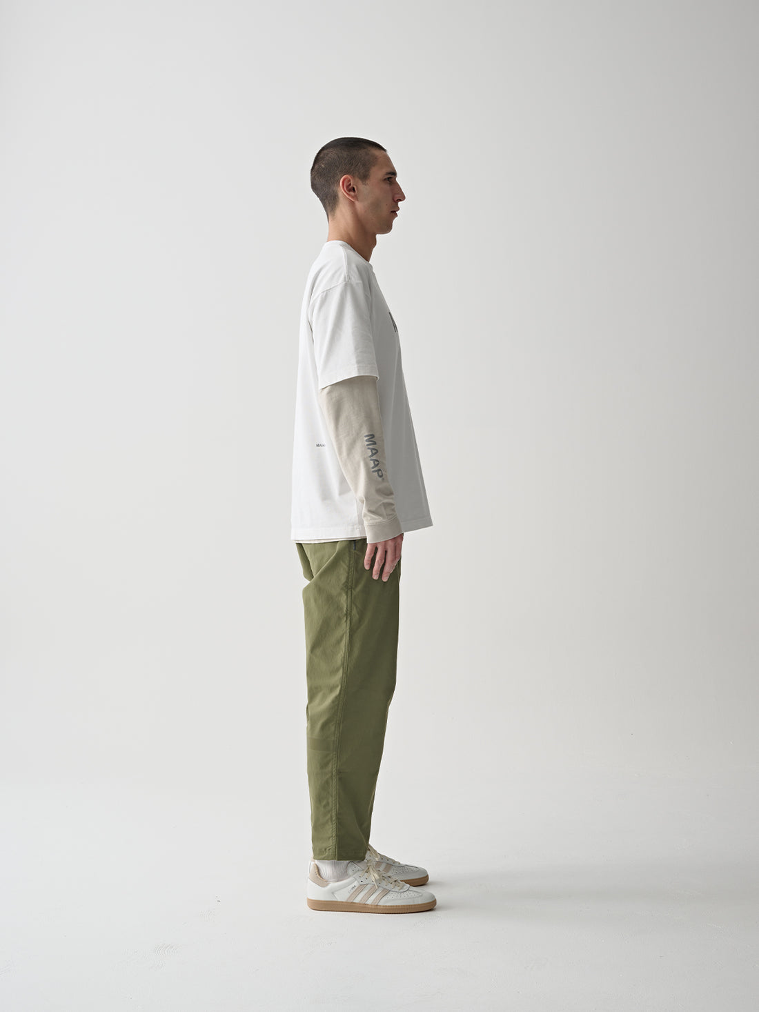 Camiseta con texto Essentials